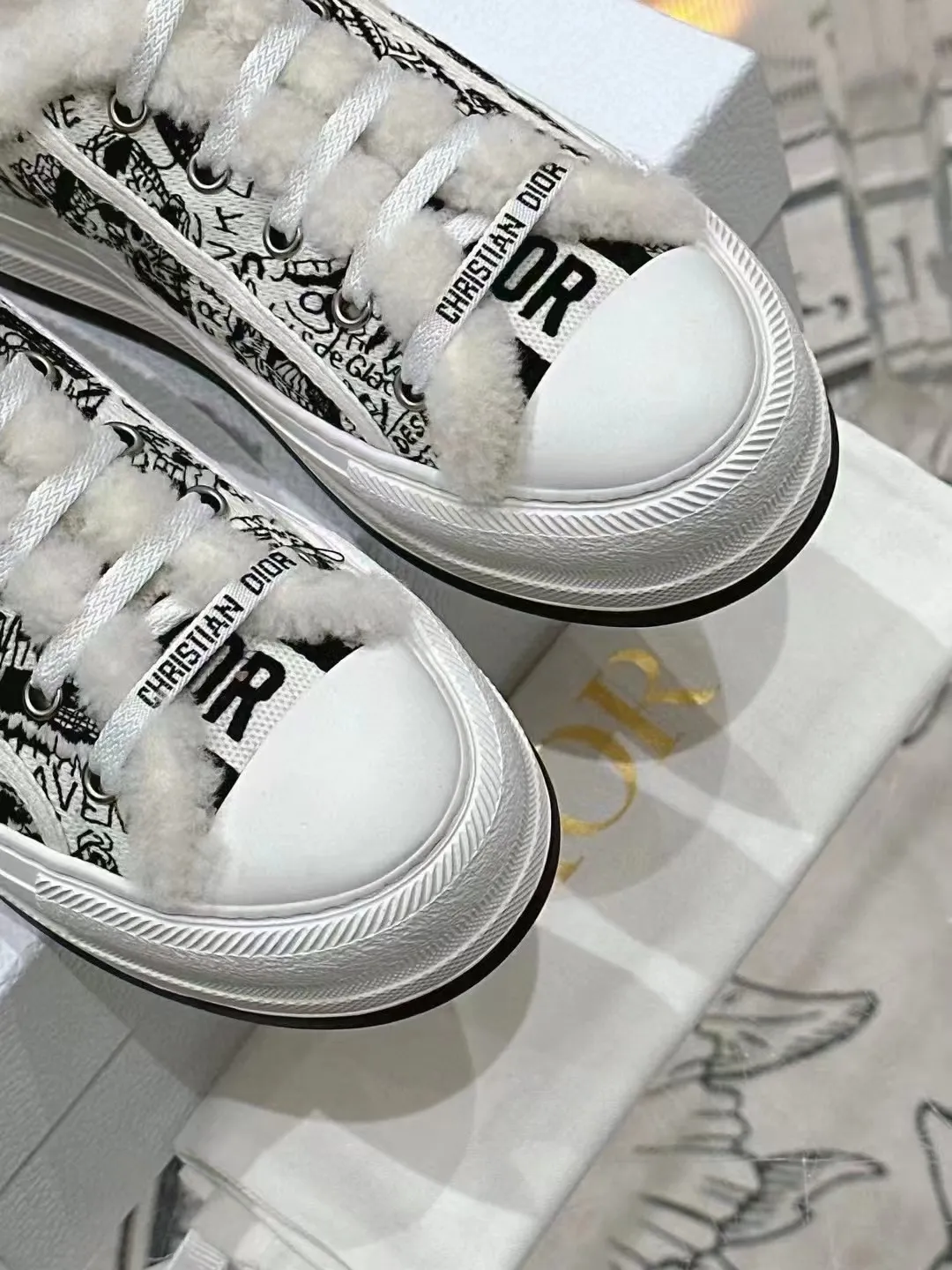 👟👟Ex-factory price 640👟👟——Dior Dior embroidered thick-soled wool casual shoes, fur shoes 𝐃𝐈𝐎𝐑 𝐖𝐚𝐥𝐤'𝐧 Dior presbyopic embroidered wool thick-soled canvas shoes, casual sports shoes, this Walk'n'Dior Thick-soled sneakers are a stylish piece that elevate the collection. Oblique printed cotton embroidered upper with comfortable platform sole, tongue and Christian Dior Paris signature laces. Can add fashionable temperament to all kinds of casual looks. Original custom-made imported Oblique printed embroidery fabric. Imported soft sheepskin lining. Original exclusive open-molded TPU material outsole. Bottom thickness 4.5CM. Size: Women's 35-41 (custom-made 41 is non-refundable)